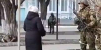 VÍDEO: Ucraniana confronta um militar russo e lhe oferece sementes de girassol VÍDEO: Ucraniana confronta um militar russo e lhe oferece sementes de girassol