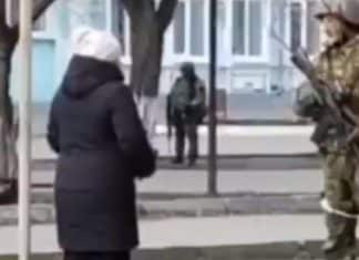 VÍDEO: Ucraniana confronta um militar russo e lhe oferece sementes de girassol