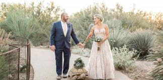 Noiva faz lenta caminhada até o altar para acompanhar sua tartaruga, que carrega as alianças