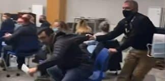 Pai é expulso à força de reunião escolar após se recusar a usar máscara