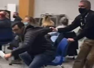 Pai é expulso à força de reunião escolar após se recusar a usar máscara