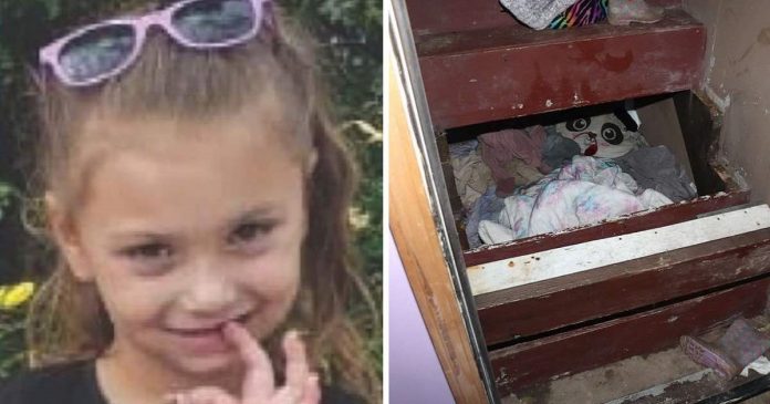 Menina desaparecida desde 2019 é encontrada viva debaixo de uma escada na casa de sua família