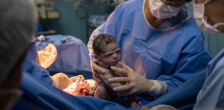Fotógrafo responsável pela foto da ‘bebê brava’ reencontra a garotinha 2 anos depois