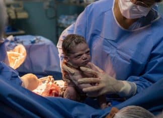 Fotógrafo responsável pela foto da ‘bebê brava’ reencontra a garotinha 2 anos depois