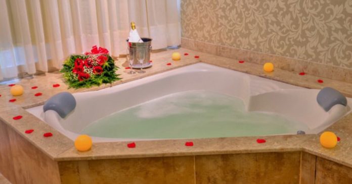 Homem quer processar hotel depois de esposa engravidar “sozinha” em banheira