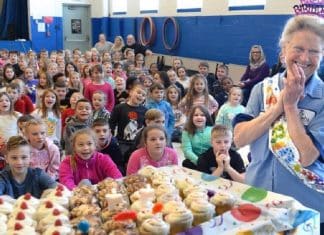 Escola faz surpresa de aniversário para zeladora que nunca teve uma festa