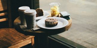 Barista de cafeteria protege menina em perigo mandando recado em copo de café