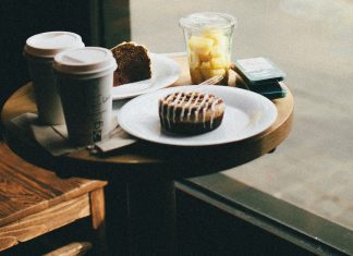 Barista de cafeteria protege menina em perigo mandando recado em copo de café