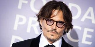 Johnny Depp usa ponto eletrônico para não precisar decorar suas falas, segundo ex-agentes Johnny Depp usa ponto eletrônico para não precisar decorar suas falas, segundo ex-agentes