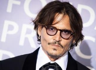 Johnny Depp usa ponto eletrônico para não precisar decorar suas falas, segundo ex-agentes