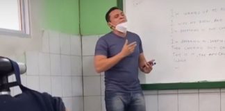Professor da rede pública viraliza nas redes por ensinar inglês cantando