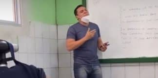 Professor da rede pública viraliza nas redes por ensinar inglês cantando