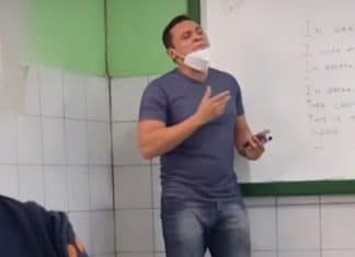 Professor da rede pública viraliza nas redes por ensinar inglês cantando