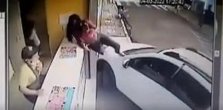 Jovem salta sobre carro e escapa de atropelamento sem derrubar bebida e celular; assista