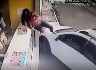Jovem salta sobre carro e escapa de atropelamento sem derrubar bebida e celular; assista