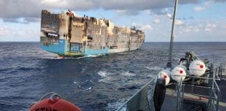 Navio cargueiro que pegou fogo com quase 4 mil carros de luxo afunda no Atlântico Navio cargueiro que pegou fogo com quase 4 mil carros de luxo afunda no Atlântico