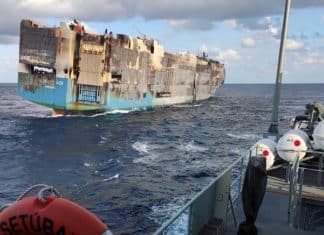 Navio cargueiro que pegou fogo com quase 4 mil carros de luxo afunda no Atlântico