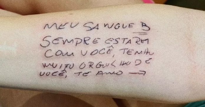 Jovem tatua bilhete deixado pelo pai antes de falecer por Covid-19: ‘sempre estarei com você’