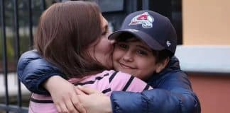 Menino de 11 anos que fugiu sozinho da Ucrânia finalmente reencontra a mãe Menino de 11 anos que fugiu sozinho da Ucrânia finalmente reencontra a mãe
