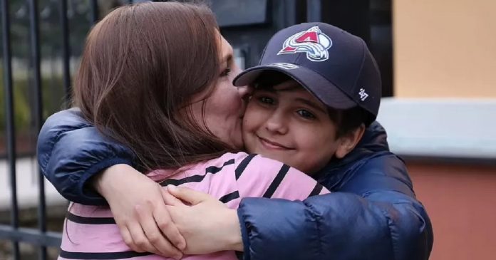 Menino de 11 anos que fugiu sozinho da Ucrânia finalmente reencontra a mãe