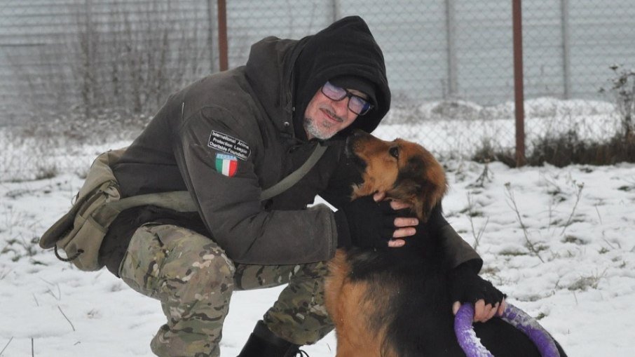 contioutra.com - Homem se nega a deixar Kiev para não abandonar 400 animais de abrigo