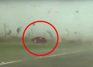 Carro é arremessado por tornado e retorna à pista como se nada tivesse acontecido; veja!