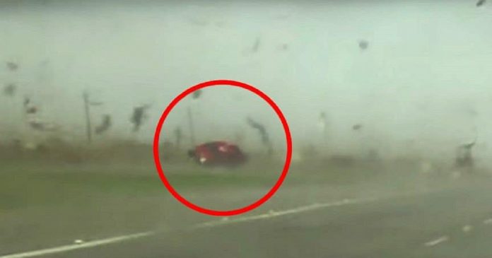 Carro é arremessado por tornado e retorna à pista como se nada tivesse acontecido; veja!