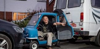 Riem de mim porque dirijo o menor carro do mundo, mas eu rio por último no posto de gasolina! Riem de mim porque dirijo o menor carro do mundo, mas eu rio por último no posto de gasolina!