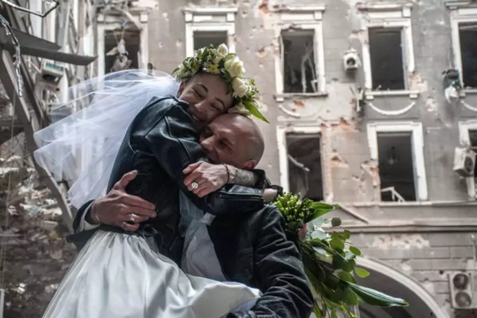 contioutra.com - Nos escombros da guerra, médico e enfermeira se casam em Kharkiv, na Ucrânia