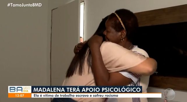 contioutra.com - Salva de trabalho análogo à escravidão, mulher chora ao segurar mão de repórter