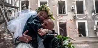 Nos escombros da guerra, médico e enfermeira se casam em Kharkiv, na Ucrânia
