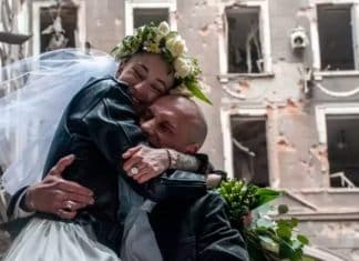 Nos escombros da guerra, médico e enfermeira se casam em Kharkiv, na Ucrânia