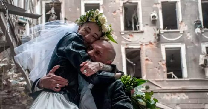 Nos escombros da guerra, médico e enfermeira se casam em Kharkiv, na Ucrânia