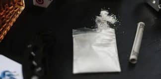 Pai encontra drogas no colchão do filho e o entrega à polícia: “Para o bem dele”