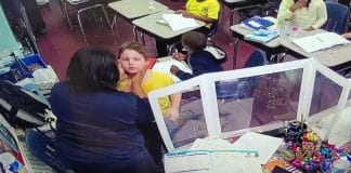 Menino se engasga com tampinha de garrafa e professora o salva; veja o vídeo!