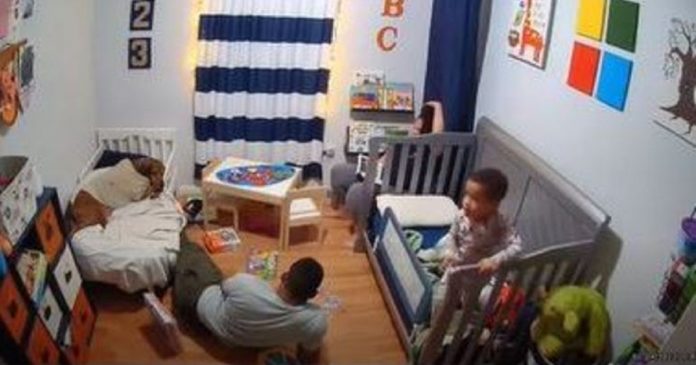 Pais removem câmera do quarto do filho após voz assustadora no equipamento oferecer sorvete