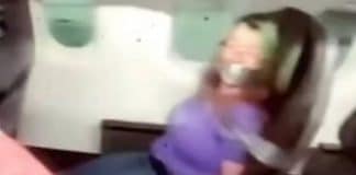 Mulher que foi presa ao assento após tentar abrir porta de avião recebe multa recorde