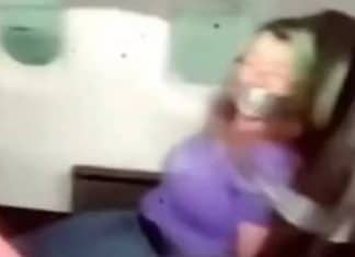 Mulher que foi presa ao assento após tentar abrir porta de avião recebe multa recorde