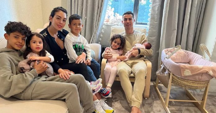 Após perda de bebê, Cristiano Ronaldo posa com esposa e nova filha em casa