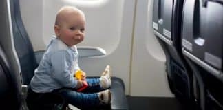 Casal nega troca de assentos para mãe ficar com a filha em voo e caso gera discussão na web