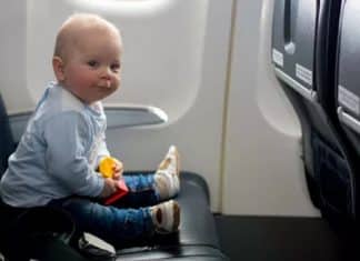 Casal nega troca de assentos para mãe ficar com a filha em voo e caso gera discussão na web