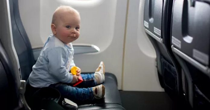 Casal nega troca de assentos para mãe ficar com a filha em voo e caso gera discussão na web