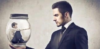 Funcionário ouve de chefe que ele é ‘substituível’ e decide se vingar arruinando a empresa Funcionário ouve de chefe que ele é ‘substituível’ e decide se vingar arruinando a empresa