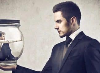 Funcionário ouve de chefe que ele é ‘substituível’ e decide se vingar arruinando a empresa