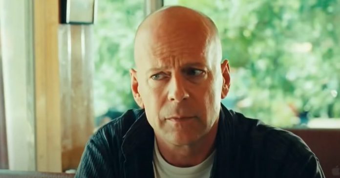 Diretor de Tiras em Apuros pede desculpas a Bruce Willis por reclamações em set de filme