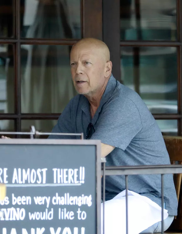 contioutra.com - Bruce Willis é fotografado pela primeira vez depois de anunciar doença e aposentadoria