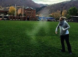 Mulher espalha as cinzas do seu cão e foto revela silhueta subindo para o céu