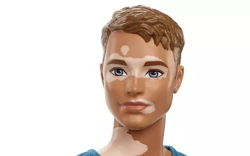 contioutra.com - Nova coleção da Mattel tem Barbie com aparelho auditivo e Ken com vitiligo