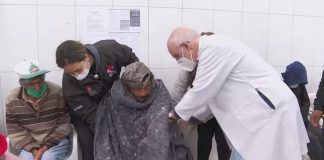 Padre Júlio Lancellotti não segura as lágrimas ao atender morador de rua com hipotermia