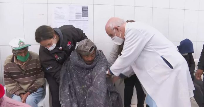 Padre Júlio Lancellotti não segura as lágrimas ao atender morador de rua com hipotermia